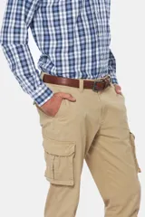 Pantalón cargo gris oscuro de gabardina con bolsillos laterales con fuelle y solapa.