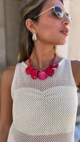 Collar de piedras irregulares de color fucsia intenso, unidas por un cordón trenzado del mismo color.