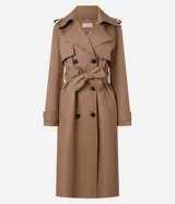 Trench coat largo de Marfinno, confeccionado en gabardina de poliéster. Presenta cuello con solapas, aletas en los hombros, cierre frontal con botones y cinta para lazo en la cintura.