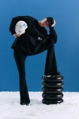 Legging de corte semi oxford confeccionada en lycra tipo neoprene. Presenta cintura en V, tajo lateral en la botamanga y logo bordado en el delantero.