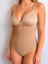 Bombacha tipo faja de tiro alto, confeccionada en tejido elástico con textura acanalada. Cuenta con refuerzo modelador en la zona abdominal y banda de silicona en el borde superior para mayor sujeción.