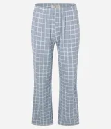 Pijama de dos piezas confeccionado en tejido rib con estampado de cuadros. La blusa es de manga larga, con escote cuadrado decorado con encaje y detalle fruncido en el busto. El pantalón presenta corte recto y cintura elástica.