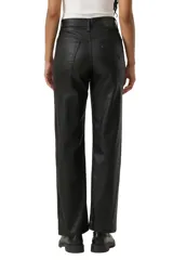 Pantalón de jean estilo straight con acabado revestido efecto cuero, tiro alto y corte recto al tobillo.