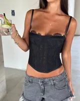 Corset negro de tirantes finos, con escote cuadrado y borde de encaje.