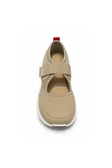 Zapatilla Kiki de mujer, color negro, con diseño tipo Mary Jane, cierre de tira con velcro en el empeine y suela blanca amortiguada.