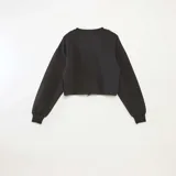 Buzo negro corto de corte holgado, con cuello redondo y mangas largas con puños elásticos.
