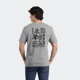 Remera de manga corta color marrón con cuello redondo. Presenta un pequeño logo estampado en el pecho con el nombre de la marca y motivos gráficos.