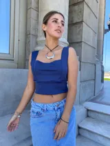 Top corto color lila con escote cuadrado y breteles anchos.