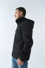 Campera negra para hombre con capucha ajustable y bolsillos con botones.