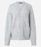 Cárdigan masculino de tejido de punto con diseño de rayas verticales, escote en V, cierre frontal con botones y dos bolsillos delanteros. Presenta un corte boxy holgado y mangas largas.