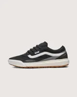 Championes Vans modelo Ultrarange 2.0, color negro con detalles en blanco y suela de goma color caramelo. Presentan diseño moderno con entresuela amortiguada, sistema de cordones y estructura reforzada en el talón.
