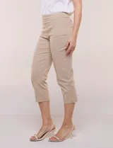 Pantalón capri blanco de estilo sastrero, tiro alto y calce ajustado, con cintura elástica ancha y bolsillos frontales funcionales.