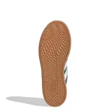 Championes urbanos Adidas modelo Grand Court Alpha, color verde azulado con las icónicas tres tiras laterales en blanco. Presentan una capellada de material sintético con efecto gamuzado, lengüeta acolchada con logo de la marca y suela de goma en tono crema con base color caramelo.