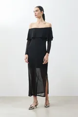 Vestido midi negro con escote bardot, mangas largas de tul y tajo lateral.
