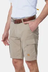 Bermuda cargo color beige con bolsillos laterales y traseros. Se ajusta a la cintura con cinturón de cuero marrón.