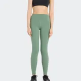 Calza deportiva de tiro alto, color verde salvia, ajustada al cuerpo y confeccionada en tejido elástico en 4 direcciones con tecnología de secado rápido. Posee bolsillos laterales.