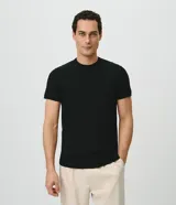 Remera slim de hombre en color blanco, con cuello redondo, mangas cortas y textura acanalada de rayas verticales.