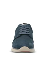 Championes urbanos Hush Puppies modelo Goss, color azul marino, confeccionados en cuero con detalles metalizados en el talón. Presentan suela Zero G color beige y cierre mediante cordones al tono.