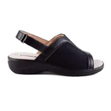 Sandalia con plataforma color negro, con puntera descubierta y tira trasera con ajuste de hebilla.