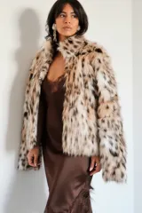 Tapado corto de piel sintética con estampado animal print, de corte recto y manga larga.