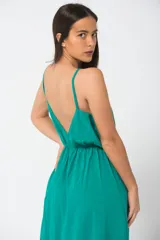 Vestido largo color naranja de breteles finos, con escote en V y botones frontales.