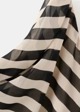 Vestido largo de fiesta con diseño de rayas diagonales en tonos beige y negro. Cuenta con tirantes finos, cuello drapeado y un adorno de fular incorporado en el cuello.