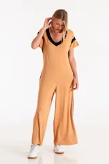 Mono largo color camel con escote en V y detalle de ribete negro en cuello, mangas y laterales.