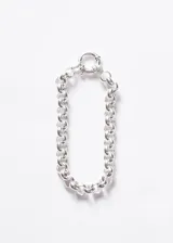 Pulsera de eslabones tipo rolo marinero, fabricada en plata 925 con acabado brillante y cierre de tipo reasa.