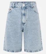 Bermuda regular de cintura alta confeccionada en denim de algodón celeste claro, con diseño de cinco bolsillos, trabillas para cinturón y cierre frontal con botón y cremallera.