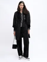 Pantalón palazzo de terciopelo color dorado con rayas verticales.