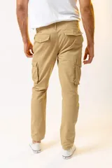 Pantalon cargo color tostado, con bolsillos laterales con solapa y cierre frontal, de corte recto y ajuste cómodo.