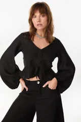 Top de lino italiano color beige, con escote en V, mangas abullonadas y cordón ajustable en el centro del frente.