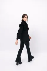 Pantalón de jean acampanado con alforza central.