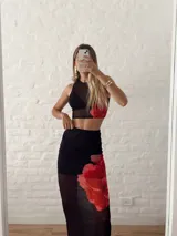 Pollera negra de microtul con elástico en la cintura y pollera negra opaca incluida.