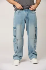 Jean baggy cargo de color celeste claro, de corte amplio y relajado, con múltiples bolsillos utilitarios en los laterales de las piernas.