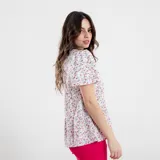 Blusa estampada con cuello redondo y mangas cortas con volados.