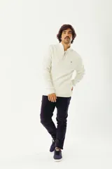 Pantalón de pana color gris topo, corte regular, con cinco bolsillos, cierre con botón y logo bordado.