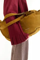 Camisa de corte boxy en color blanco, con cuello clásico, cierre frontal de botones y mangas largas con puños estructurados con tablas. Presenta costuras a contratono y detalle de frunce en la espalda.