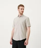 Camisa de hombre de manga corta confeccionada en mezcla de lino y algodón. Presenta un calce comfort, cuello camisero, cierre frontal con botones y un bolsillo en el pecho. Marca Marfinno.