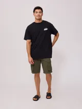 Bermuda cargo negra con bolsillos laterales y traseros.