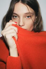 Jersey de lana 100% color azul marino, con cuello redondo, manga larga con hombreras y acabados en rib.