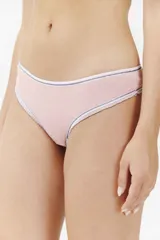 Colaless de algodón color rosado, con elástico en la cintura y los bordes, y detalle de puntilla blanca.