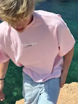 Remera celeste de corte recto con estampado en la espalda que incluye el texto "Itta Stars Tour" y una lista de ciudades: Ibiza, Madrid, Andorra, Barcelona y Formentera.