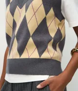 Chaleco corto de punto con diseño de cuadros argyle en tonos gris y beige, con escote en V y ribetes acanalados.