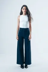 Jean de corte recto y tiro alto en color azul oscuro. Presenta costuras verticales visibles en el frente que recorren toda la pierna, brindando un diseño estructurado y estilizado.