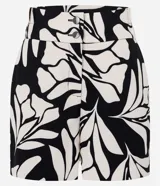 Shorts de vestir con estampado de follajes en blanco y negro, cintura alta con ajuste de lazo y corte holgado.