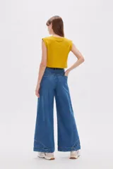 Top cropped negro de algodón con elastano, al cuerpo, con cuello redondo a la base y diseño sin mangas.