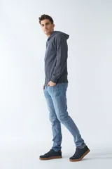 Buzo canguro de felpa gris oscuro con capucha ajustable, manga larga, bolsillo canguro y logo estampado en el pecho.