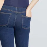 Jegging de jean azul oscuro para maternidad, con cintura alta de punto elástico azul marino. Corte ajustado.