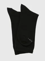 Calcetín de largo medio color negro, con puño suave y logo de la marca bordado en el lateral.